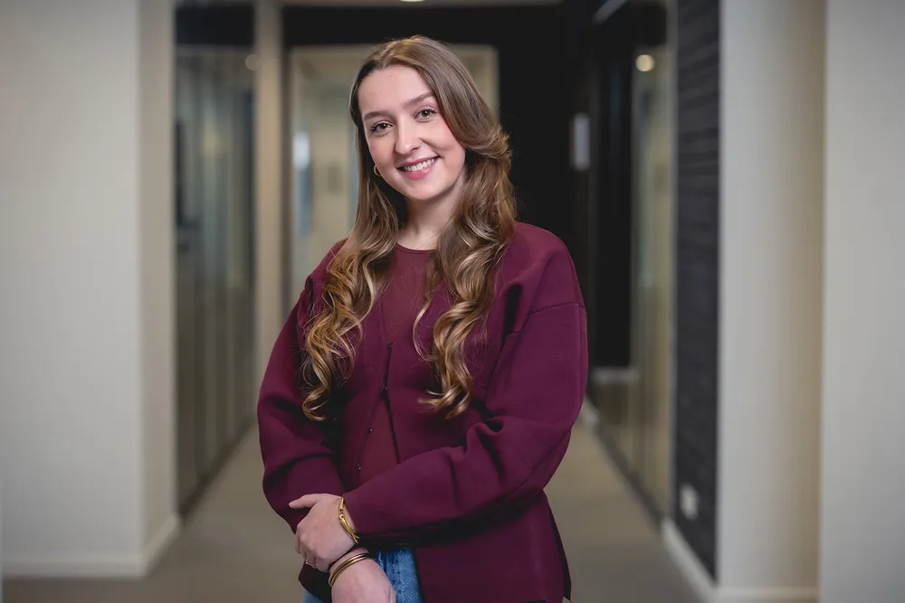 Werken-bij-Hak-&-Rein-Vos-Notarissen_Spanjepraktijk_Lisa van Nes Lisa van Nes vertelt over haar werk binnen de Spanjepraktijk van Hak & Rein Vos Notarissen.